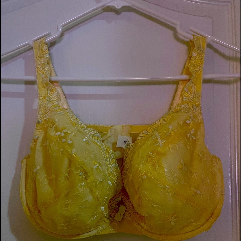 Yellow Lace Fredericks of Hollywood Bra - 36F